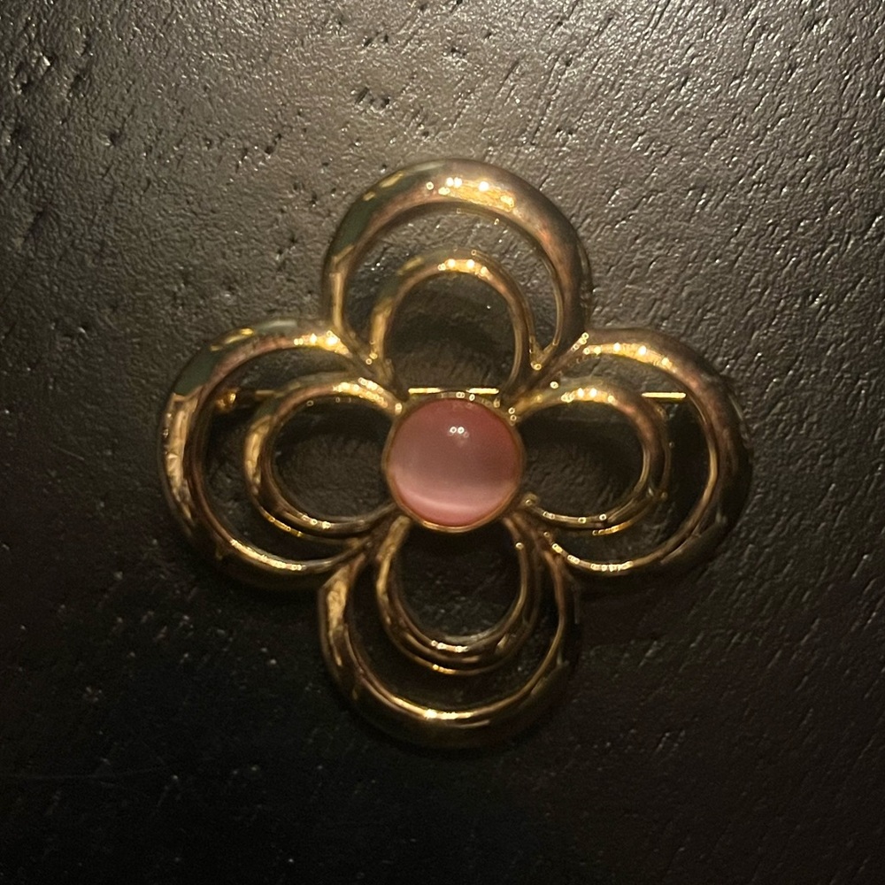 Vintage Quatrefoil Flower Gold tone Brooch with pink translucent center stone